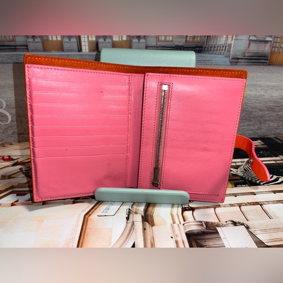 CELINE Grained Multifunction
Strap Wallet - Picture 8 of 9